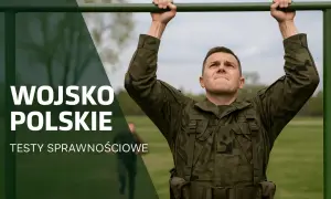 Żołnierz wykonuje podciąganie na drążku podczas testów sprawnościowych. Czy w wieku 40 lat można iść do wojska? Sprawdź!