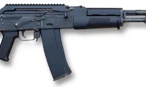 Karabinek wz. 96 Beryl z czarnym, metalowym korpusem, magazynkiem i składaną kolbą.