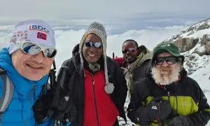 Czterech mężczyzn w górskim krajobrazie. Jeden z nich, w czapce z flagą Norwegii, przypomina o Aleksandrze Doba, którego śmierć wstrząsnęła światem.