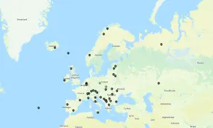 Mapa Europy z zaznaczonymi punktami, które mogą symbolizować korona gór europy. Punkty rozrzucone od Islandii po Rosję.