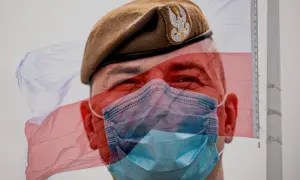 Żołnierz w brązowym beret z orłem, w maseczce, z polską flagą. Kto nosi czerwone berety? Ci, którzy służą Ojczyźnie.
