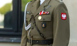 Żołnierz w mundurze galowym z odznaczeniami, w tym medalem i orłem. To idealny prezent na przysięgę wojskową.