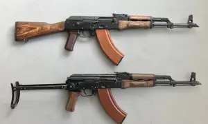 Dwa karabiny AK-47 z drewnianymi i brązowymi elementami. Standardowy magazynek mieści 30 naboi, ale istnieją też większe.