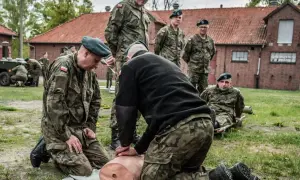 Żołnierze ćwiczą RKO na manekinie. Może to być sposób, co zrobić żeby nie iść na ćwiczenia rezerwy, jeśli masz ważny powód.