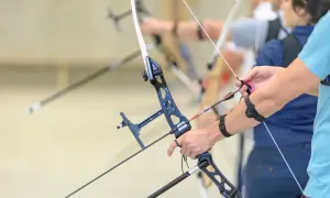 Łucznicy celują, a siła naciągu łuku wpływa na zasięg strzału. Strzała gotowa do lotu.