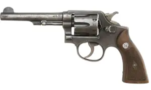 Rewolwer Smith & Wesson, klasyczna budowa rewolweru z drewnianą rękojeścią, gotowy do akcji.