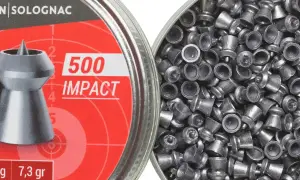 Puszka z napisem "500 IMPACT" i widok na różne rodzaje śrutu do wiatrówki.