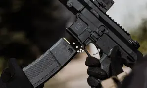 Czarna replika broni ASG z magazynkiem i kulkami. Gotowa do akcji!