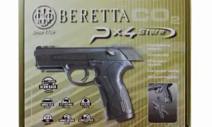 Pudełko z pistoletem Beretta CX4 Storm na CO2. Widoczny pistolet, logo Beretta i cechy produktu, jak podwójny magazynek.