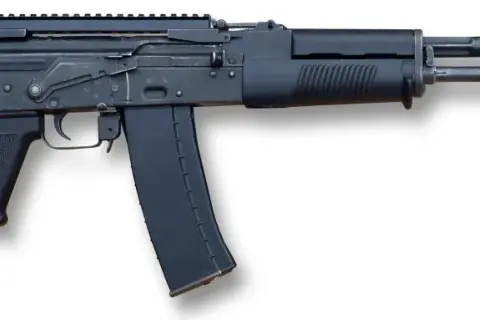 Karabinek wz. 96 Beryl z czarnym, metalowym korpusem, magazynkiem i składaną kolbą.