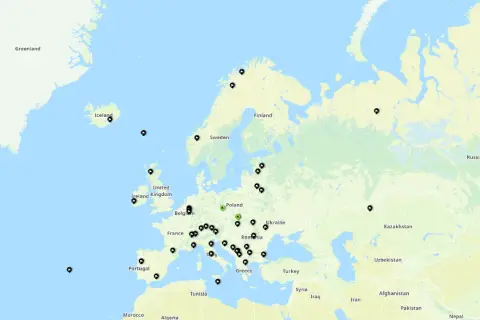 Mapa Europy z zaznaczonymi punktami, które mogą symbolizować korona gór europy. Punkty rozrzucone od Islandii po Rosję.