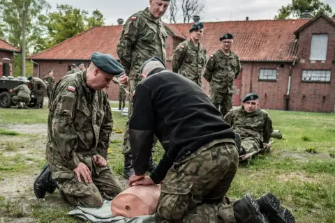 Żołnierze ćwiczą RKO na manekinie. Może to być sposób, co zrobić żeby nie iść na ćwiczenia rezerwy, jeśli masz ważny powód.