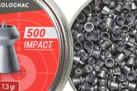 Puszka z napisem "500 IMPACT" i widok na różne rodzaje śrutu do wiatrówki.