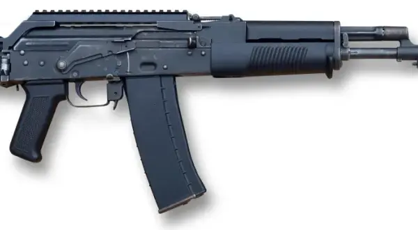 Karabinek wz. 96 Beryl z czarnym, metalowym korpusem, magazynkiem i składaną kolbą.