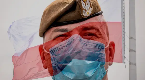 Żołnierz w brązowym beret z orłem, w maseczce, z polską flagą. Kto nosi czerwone berety? Ci, którzy służą Ojczyźnie.