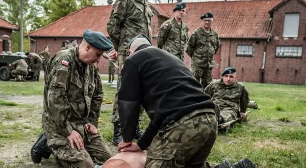 Żołnierze ćwiczą RKO na manekinie. Może to być sposób, co zrobić żeby nie iść na ćwiczenia rezerwy, jeśli masz ważny powód.