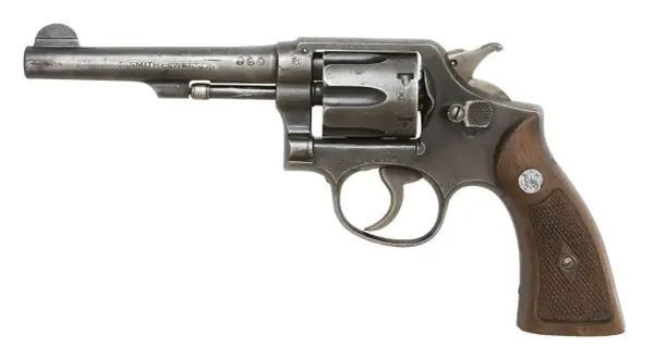 Rewolwer Smith & Wesson, klasyczna budowa rewolweru z drewnianą rękojeścią, gotowy do akcji.