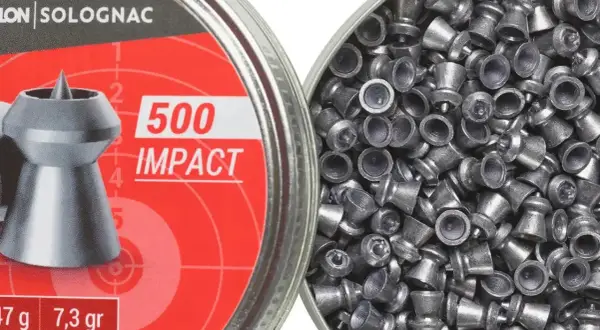 Puszka z napisem "500 IMPACT" i widok na różne rodzaje śrutu do wiatrówki.