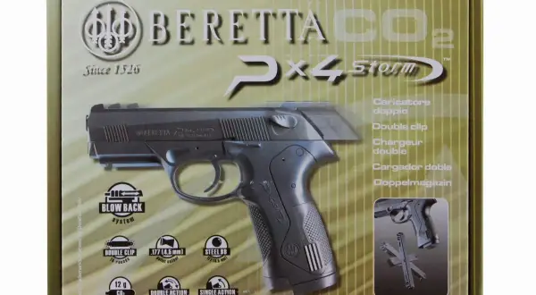 Pudełko z pistoletem Beretta CX4 Storm na CO2. Widoczny pistolet, logo Beretta i cechy produktu, jak podwójny magazynek.