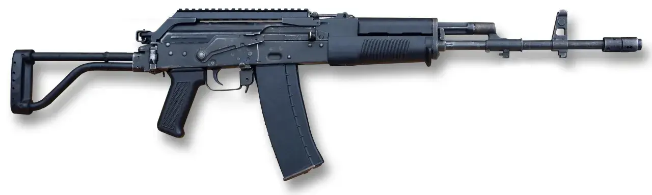 Karabinek wz. 96 Beryl z czarnym, metalowym korpusem, magazynkiem i składaną kolbą.