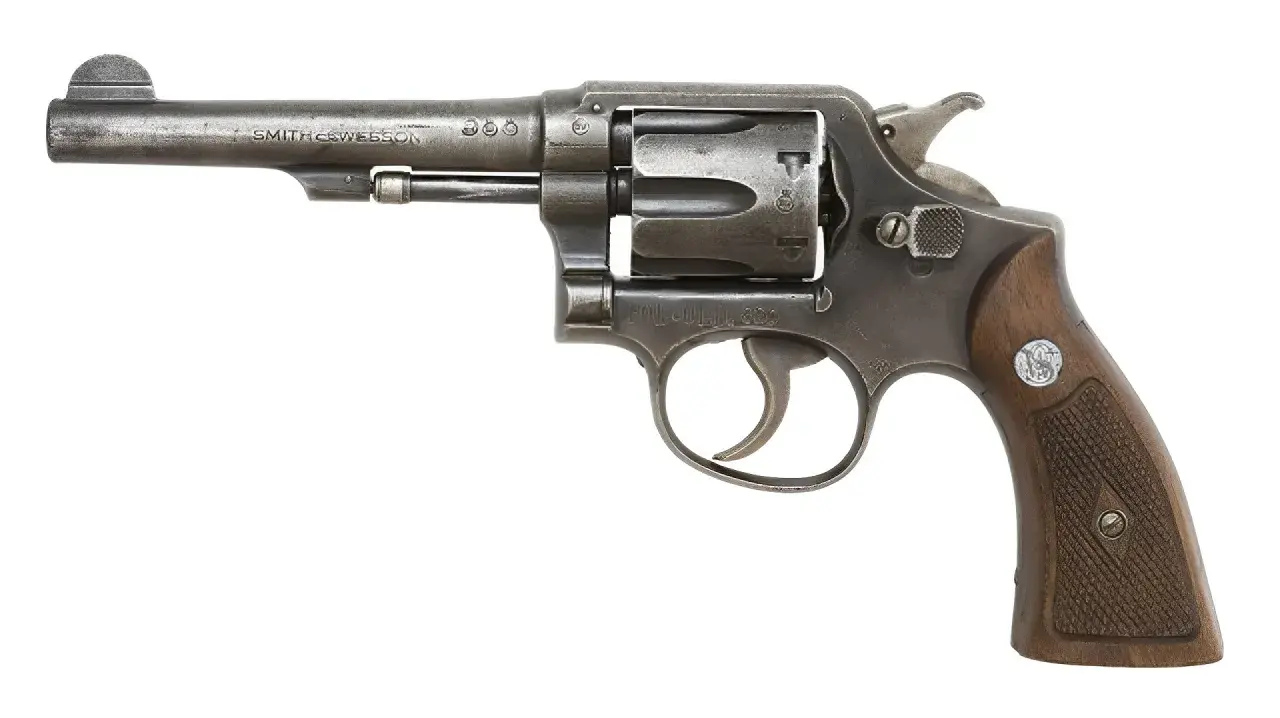 Rewolwer Smith & Wesson, klasyczna budowa rewolweru z drewnianą rękojeścią, gotowy do akcji.