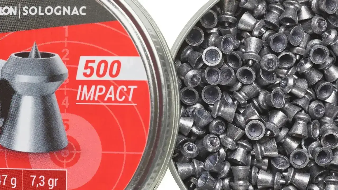 Puszka z napisem "500 IMPACT" i widok na różne rodzaje śrutu do wiatrówki.