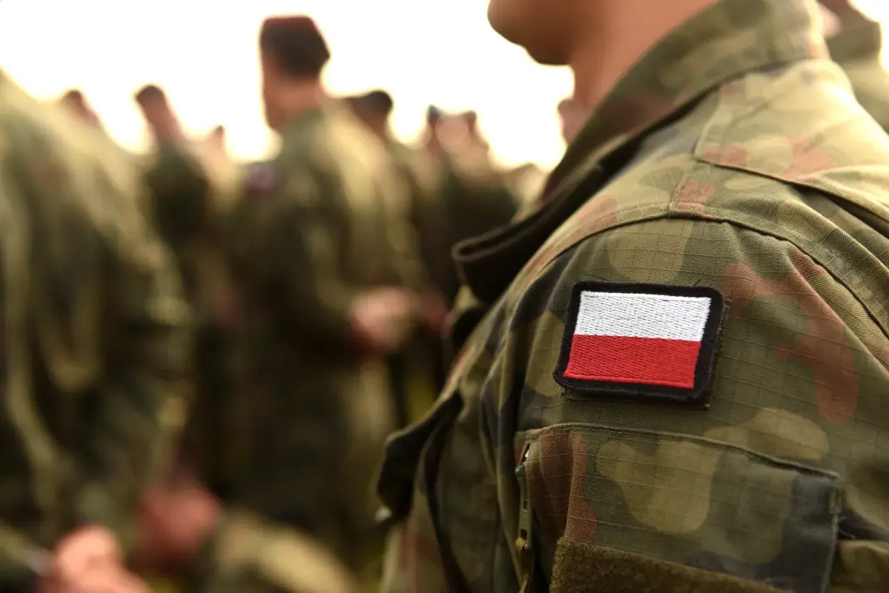 Żołnierz w mundurze z polską flagą. Czy warto iść do wojska? To pytanie, na które każdy musi odpowiedzieć sam.