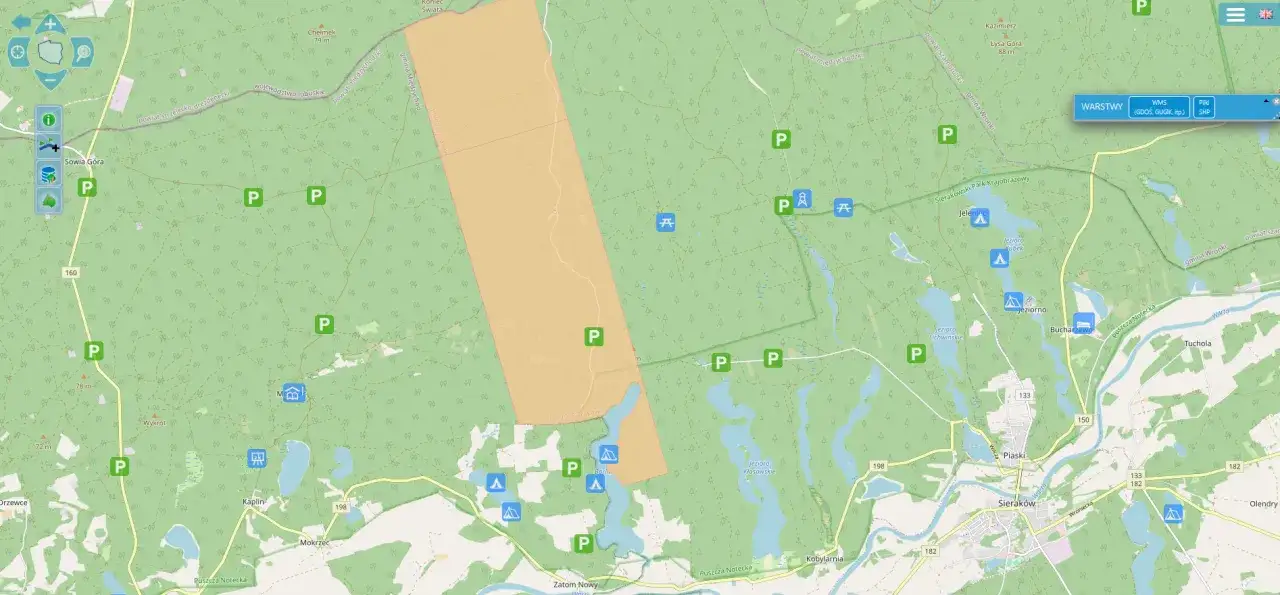 Mapa pokazuje miejsca parkingowe (P) i pola namiotowe (niebieskie ikony namiotów) w Puszczy Noteckiej, wskazując, gdzie można nocować w lesie.