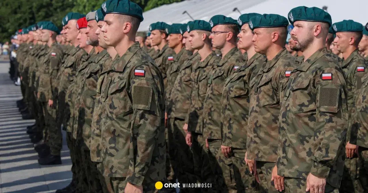Żołnierze w mundurach stoją w szeregu. Czy w wieku 40 lat można iść do wojska? Wiek nie jest przeszkodą dla tych, którzy chcą służyć.