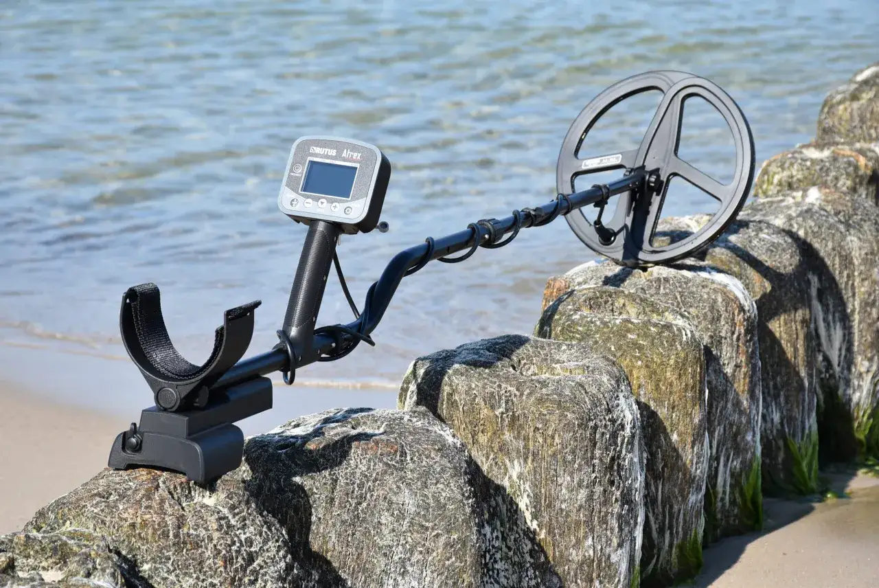 Wykrywacz metali na plaży, gotowy do szukania skarbów.