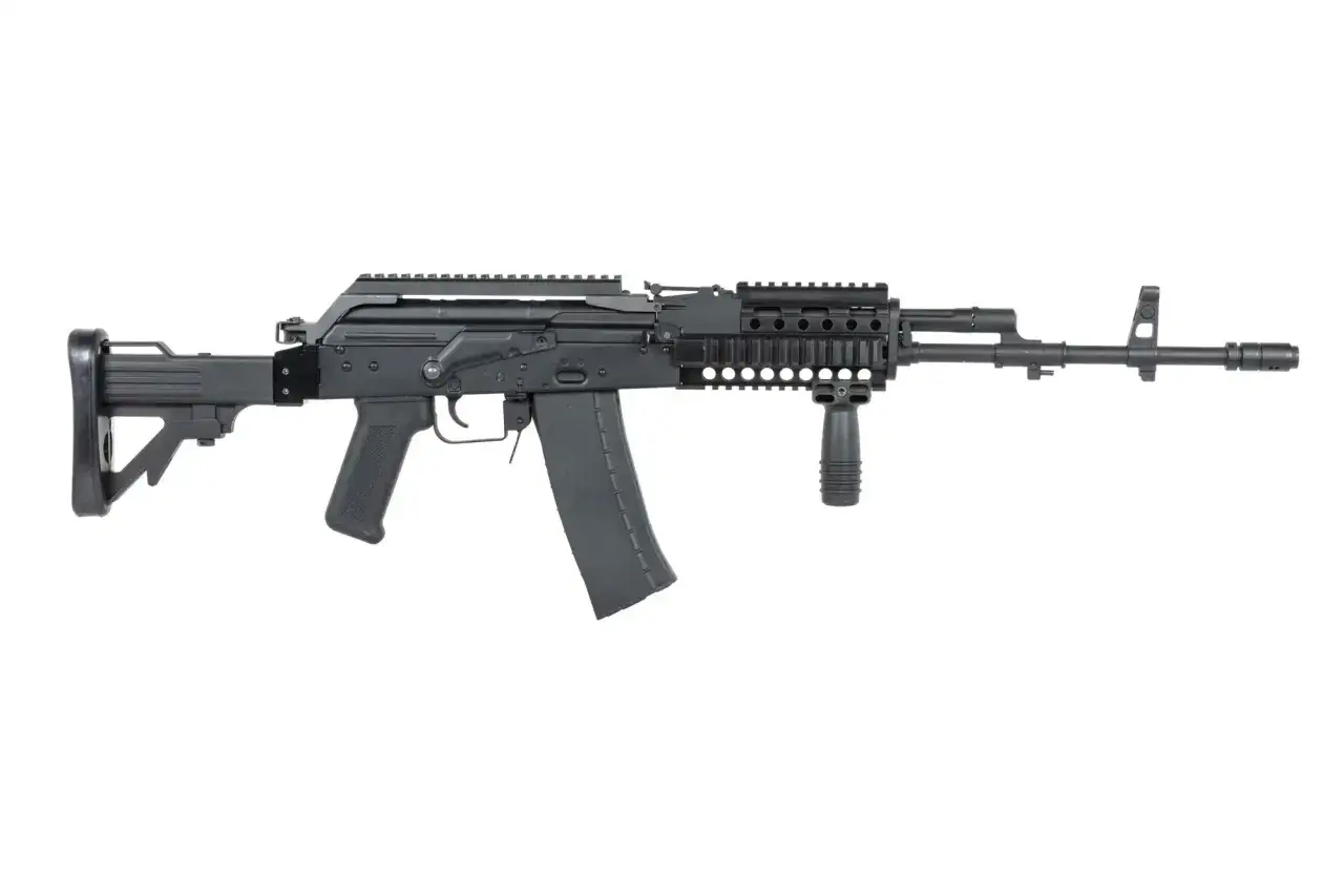 Karabinek szturmowy wz. 96 Beryl z kolimatorem i chwytem pionowym.