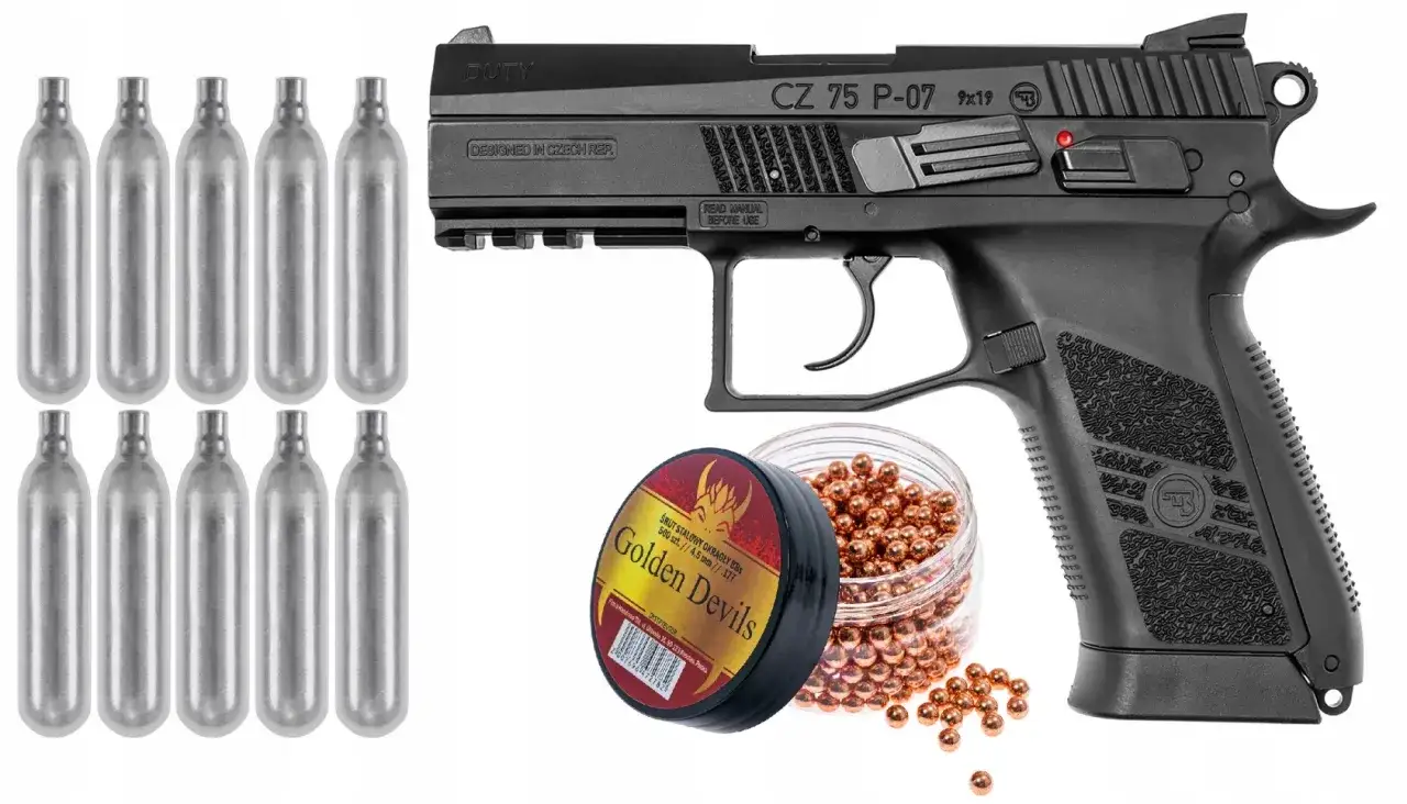 Pistolet CZ 75 P-07 z magazynkiem, dziesięcioma nabojami CO2 i pojemnikiem z kulkami stalowymi. R&oacute;żne rodzaje amunicji gotowe do akcji.